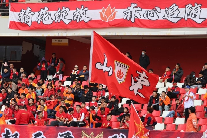 主場上萬名球迷的吶喊助威，給山東體彩女足征戰(zhàn)女超增添了能量與動力